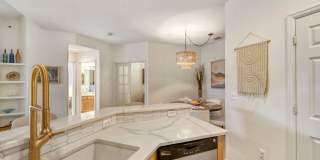 Top-Floor Serenity: Bright & Modern Fully Furnished Boulder Retreat Gallery 16