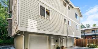 Bright and Spacious Residence with Vaulted Ceilings and Garage Gallery 1