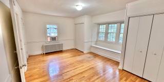 Spacious 6 bedroom 3.5 bath Tudor Townhouse w/Deck close to Georgetown University & Hospital Gallery 24