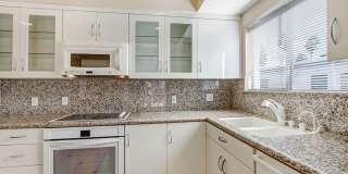 Spacious & Bright 3BR Condo with Bonus Room, Secured Parking & Hollywood History! Gallery 9