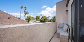 Beautiful 3 bed 2.5 baths "fully furnished" townhouse in the charming neighborhood of University Heights. Gallery 34