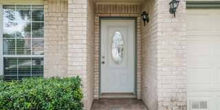 Modern Elegance: 3-Bedroom Townhome with Wood Flooring, Shaded Deck, and Inclusive Amenities Gallery 4