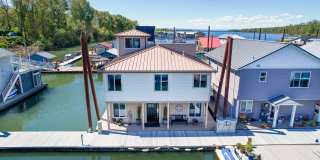 Three-Level Modern-Living Floating Home on the Columbia River! Gallery 1