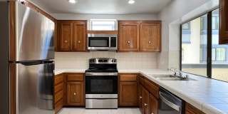 Spacious 2 Bedroom 2-1/2 Bathroom Townhome with 2-car garage in La Jolla near UCSD Gallery 5