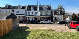 Updated 4BR / 2 Bath Home with off-street parking! Gallery 7