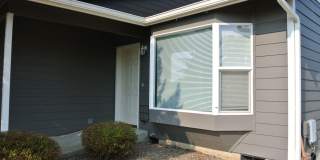 Spacious 3-bedroom/1 bath duplex in Albany! Gallery 2