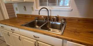 2bd 1.5ba Townhouse w/ Bonus Rm & Deck Gallery 5