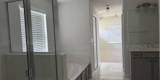 Gorgeous 3-4 bedroom Home off Becker Gallery 7