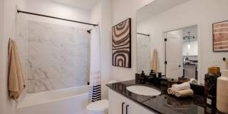 Taryn at 401 Gallery 32