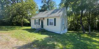 MINUTES TO DOWNTOWN FREDERICKSBURG - 2 BEDROOM COTTAGE Gallery 1