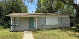 Charming 3-Bedroom Home with Hardwood Floors & Spacious Backyard Gallery 1
