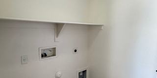 BRAND NEW CARPET 3 Bedroom 2 Bathroom Spacious Floorplan! Gallery 21