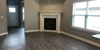 BEAUTIFUL BENTONVILLE HOME - LARGE FENCED IN YARD - GREAT LOCATION Gallery 3