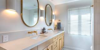 MODERN ARCHITECTURE W/ BEACH CHARM: BRIGHT & AIRY, 4BR3BA, 2-STORY HOME W/ OPEN & BRIGHT LIVING SPACE & LARGE YARD W/ DECK & JACUZZI LESS THAN A BLOCK TO LMU, CLOSE TO PARK, SHOPPING, LAX & 10 MINS TO BEACH! Gallery 26