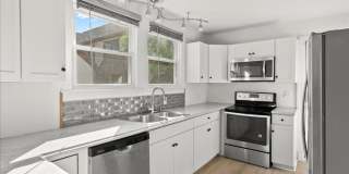 Room in 5 Bedroom Home at Carlton Ave Gallery 4