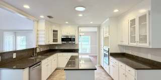 Spacious 3-Bedroom Home - Acre Lot Gallery 5