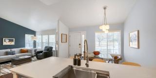 2 BDR Gorgeous Updated Townhome with Huge Garden Gallery 14