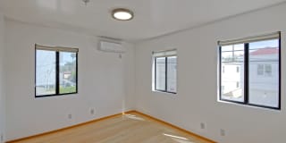MODERN & BRIGHT. TOP-FLOOR, 4BR3BA HOUSE-LIKE APARTMENT W/ OPEN FLOOR PLAN, 3 DECKS FOR INDOOR/OUTDOOR LIVING & 2-CAR GARAGE JUST BLOCKS TO ABBOT KINNEY, PARK & MINS TO CANALS & BEACH! Gallery 29