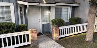 Townhome near Gosford Rd/ Ming Ave close to shopping centers, CSUB, Riverwalk, and the Kern River bike path. Gallery 1