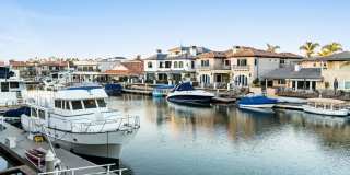 Stunning 5-Bed, 4-Bath Fully Furnished Home in Prestigious Huntington Harbour Stunning 5-Bed, 4-Bath Fully Furnished Home in Prestigious Huntington Harbour Gallery 3
