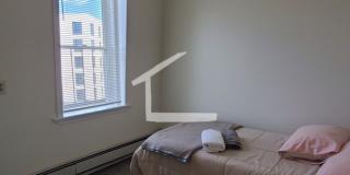 Conveniently located, beautifully maintained Apt with modern appliances.  A/C.  Near Public Transport! Gallery 5