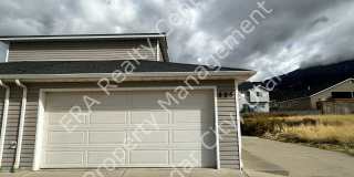 Move-in Discount!!  7 bedroom, 3 bathroom twin home Gallery 1