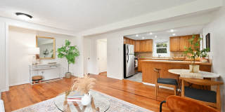 Cozy 2-bedroom 2 bath house in Redmond- Offering a 6-month lease. Gallery 6