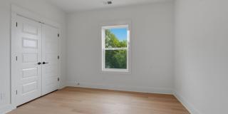 Spacious 5-Bedroom with Fenced Yard & Modern Amenities Gallery 16