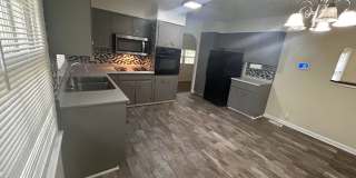 Beautiful 3 BED- 2BA with bonus room fenced in yard Gallery 5