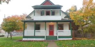 Large 4 Bed House with Fenced Yard Gallery 1