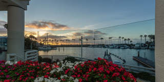 Exquisite Waterfront Gem. Gallery 37