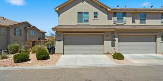 Bright & Spacious Desert Townhome Gallery 1