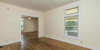 311 E 11th - 5Bed/2Bath - Onsite Parking Available! Gallery 14