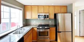 3bs/2.5ba Seattle Townhome Gallery 7