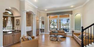 Stunning Lagoon Residence! Gallery 10