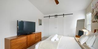 2 BDR Gorgeous Updated Townhome with Huge Garden Gallery 18