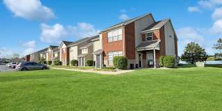 Grand Lakeside Escape: Spacious 3-Bedroom Retreat in Lakeshore Community Gallery 20