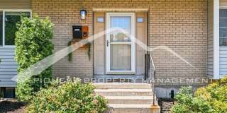 Spacious Townhouse with Washer/Dryer and Central AC Gallery 3