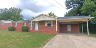 4-Bed, 2-Bath house with huge backyard Gallery 1
