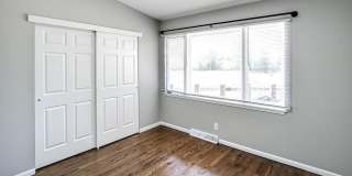 Top-Floor 2-Bedroom Apartment with Vaulted Ceilings! Gallery 9