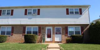 Charming 2 Bedroom Townhouse Gallery 1