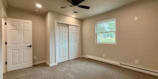 Stylish 3-Bedroom Remodel with Two Fireplaces and Mountain Views Gallery 24