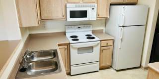 Large 3 Bedroom Apartment, Great Location! Gallery 8