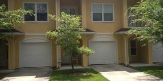 Quiet neighborhood close to Royal Park Plaza, theaters, shopping, restaurants, and UF Gallery 1