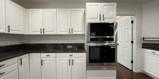 Grand 5 Bedroom Home Featuring 19ft Ceilings, Family Room & Main-Level Suite Gallery 14