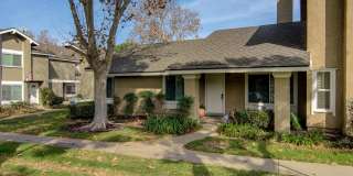 Spacious End-Unit 2 Bed, 2 Bath with Den For Lease in Irvine Gallery 1