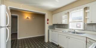 409 E 16th - 4Bed/2Bath - Huge Garage Space Included! Gallery 7