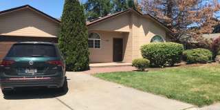 Single level home in NE Bend with huge yard! Gallery 1
