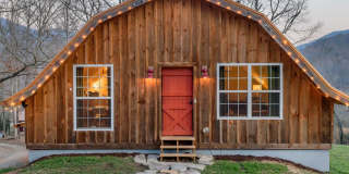 Barn-Style Modern Farmhouse with Mountain Views in Candler — 30 Minutes to Downtown Asheville Gallery 1