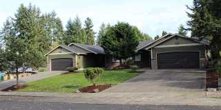 Inviting 3 Bedroom/2 Bathroom Duplex in Puyallup! Two Car Garage, Fenced Yard, Cul-de-Sac, New Plank Flooring! Gallery 1